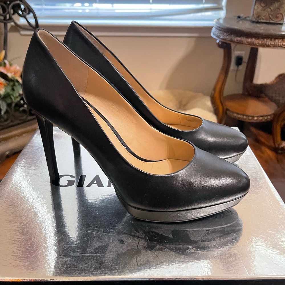 NWT Gianni Bini black pump heels size 8M